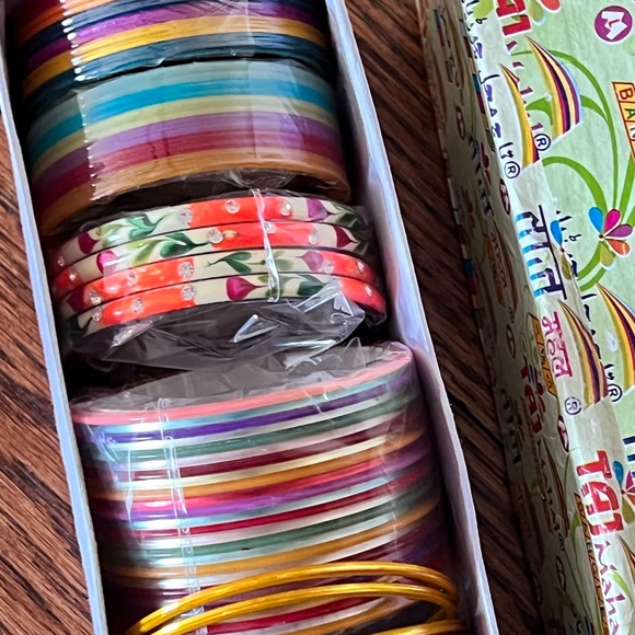 Bangels aluminum/plastic assorted colors Indian Pakistani accessories - Picture 2 of 4